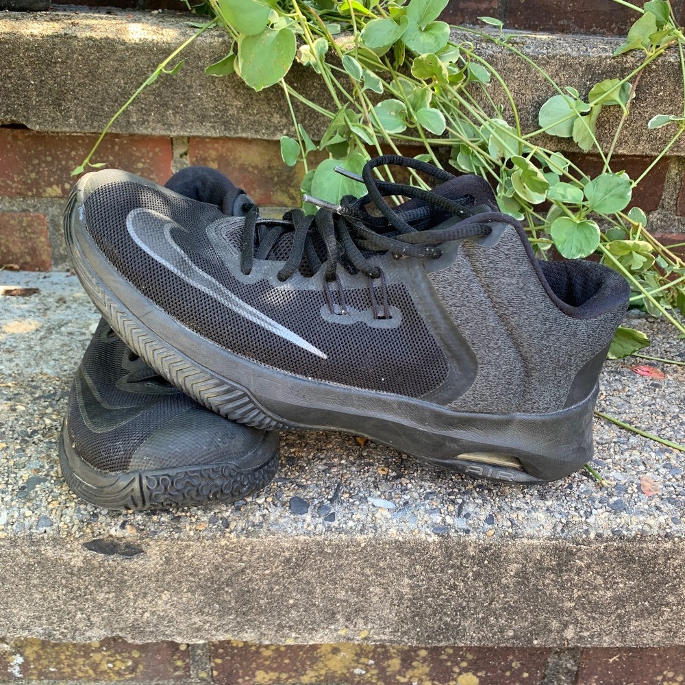 Men’s basketball sneakers